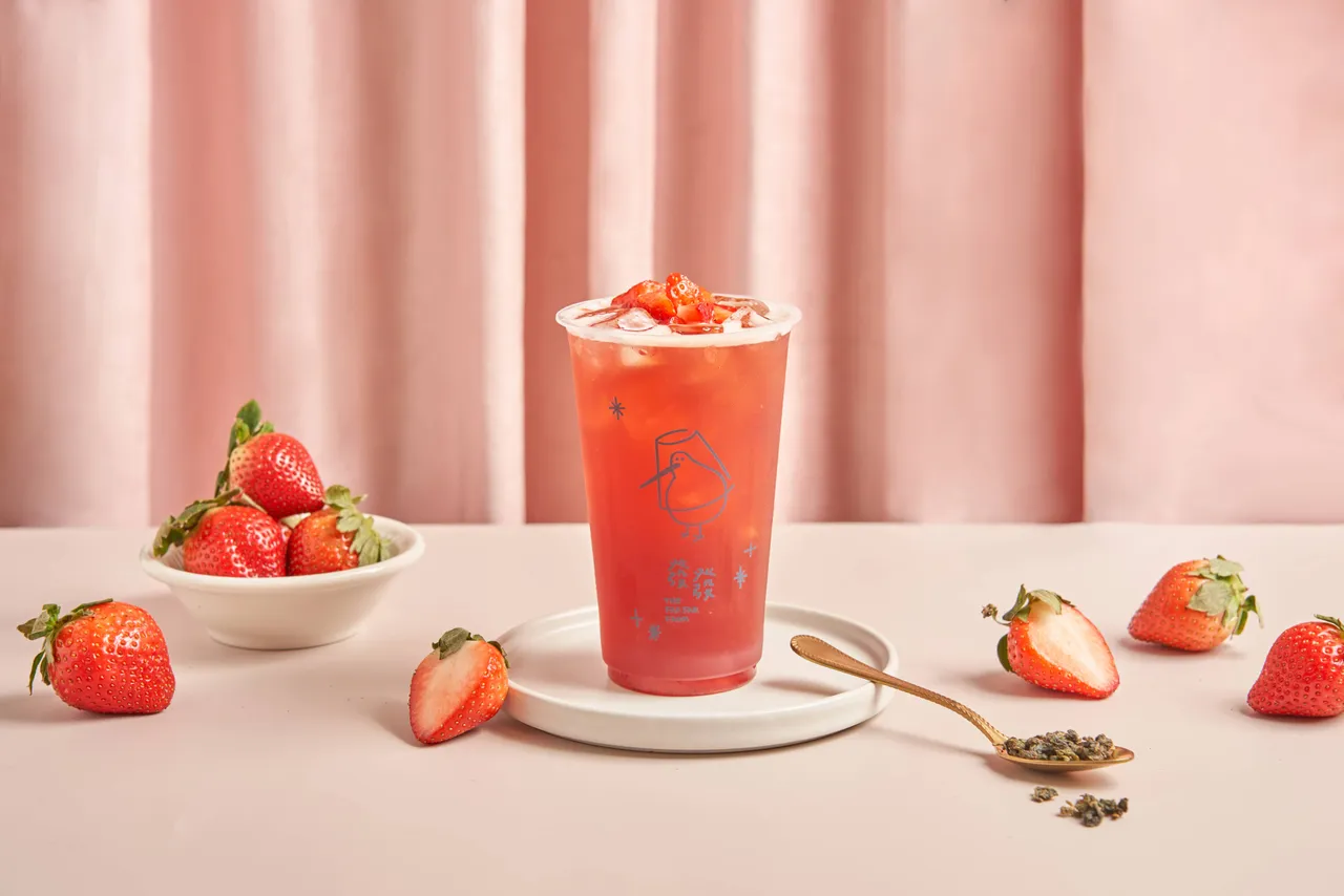 莓莓胭脂紅茶,大杯售價70元。業者提供