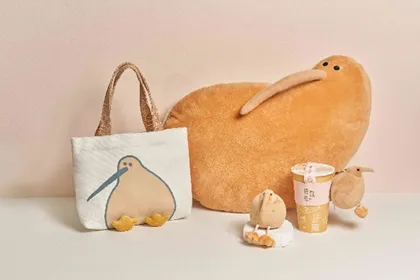 發發人氣商品「奇異鳥抱抱我療癒大抱枕」及多項週邊限量回歸，讓單身一族也能可可愛愛。業者提供