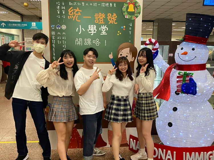 劉德曜與其他新二代大使一起參加公益活動。翻攝畫面