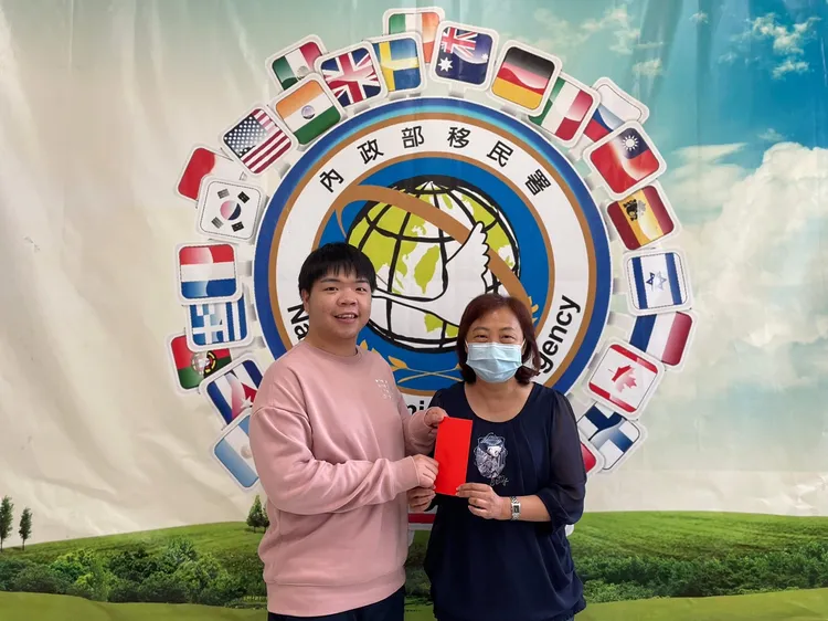 劉德曜培訓期間通過越南語檢定，移民署台北市服務站主任蘇慧雯給予鼓勵。翻攝畫面