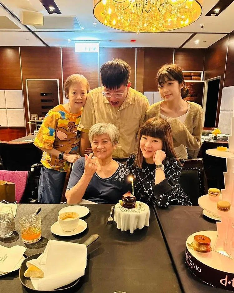 陸元琪（前排右）獨力撫養兒女。翻攝陸元琪臉書