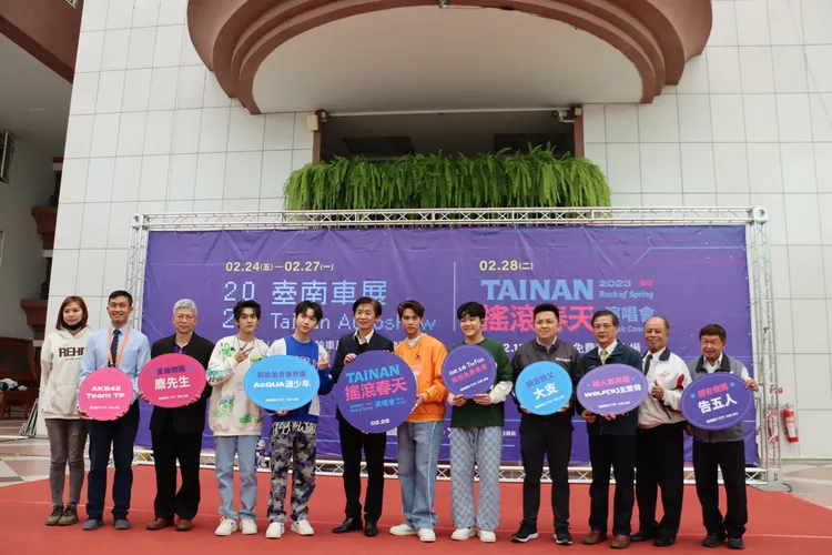 來台南車展可看名車、辣妹，還參加摸彩。市府提供