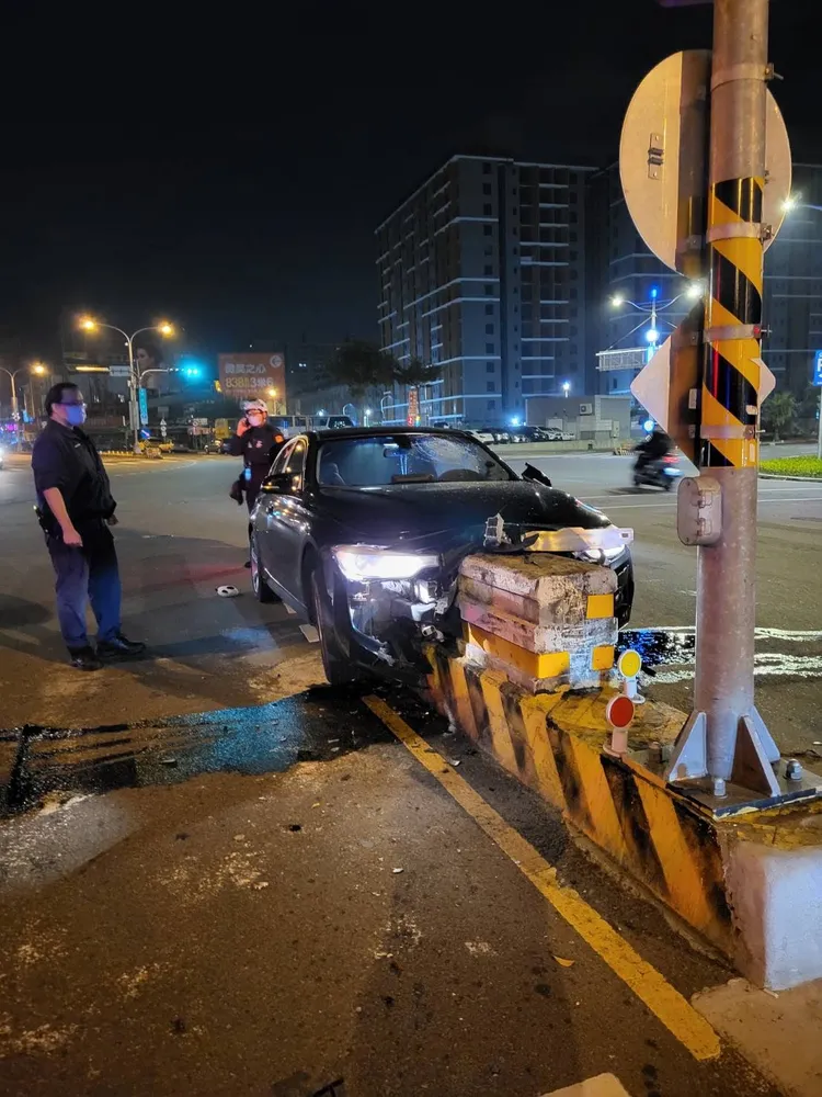 BMW車頭嚴重毀損，機油流瀉滿地。讀者提供