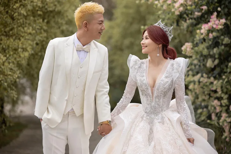 董仔甜蜜公開婚紗照。翻攝自董仔臉書