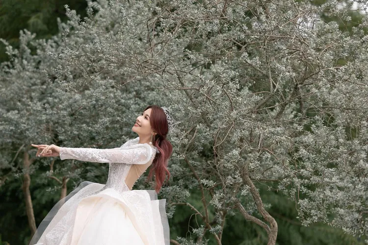 董仔白色婚紗浪漫不失氣勢。翻攝自董仔臉書