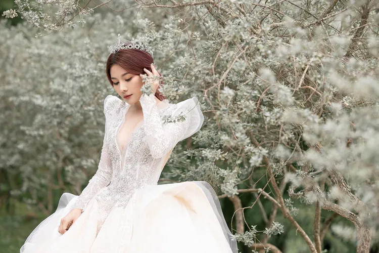 董仔這張婚紗照被網友驚呼撞臉藝人陳慧琳。翻攝自董仔臉書