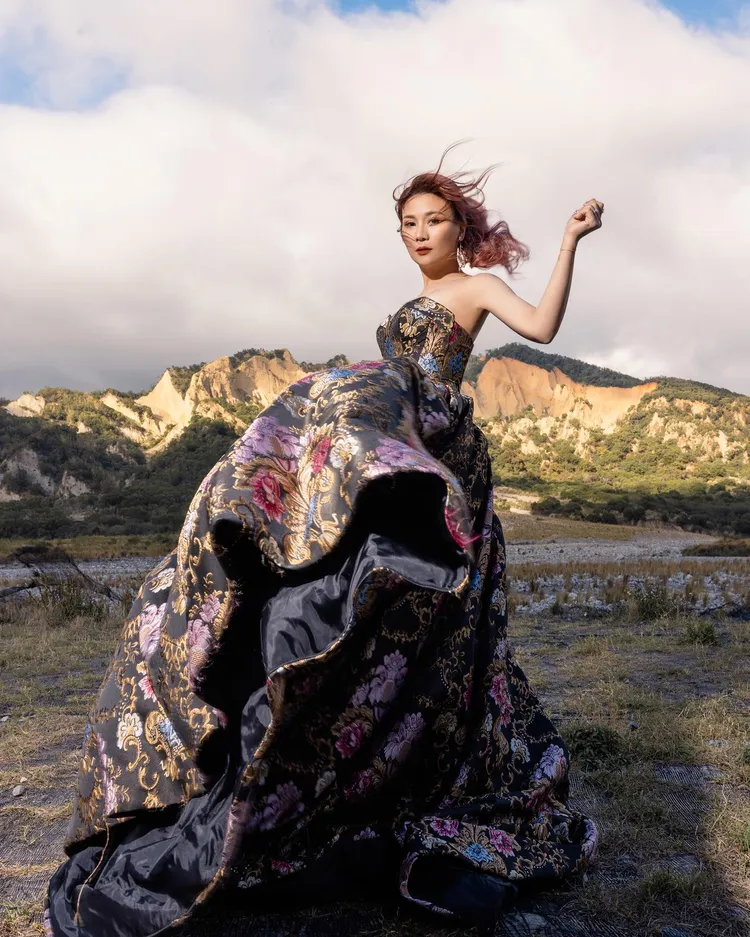 董仔這組暗黑系的婚紗也很有氣勢。翻攝自董仔臉書