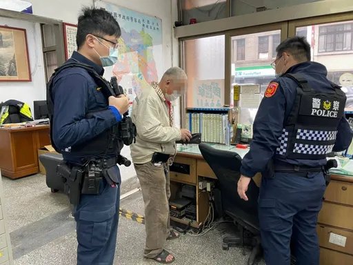 老翁購物結帳卻找無錢包 大園警調監視器才知這麼回事