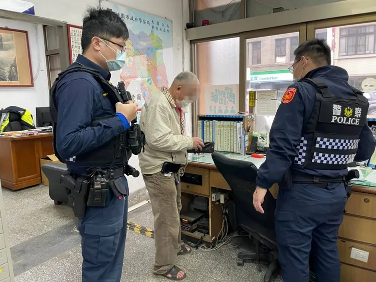 警員協助老翁尋回皮包。大園警分局提供