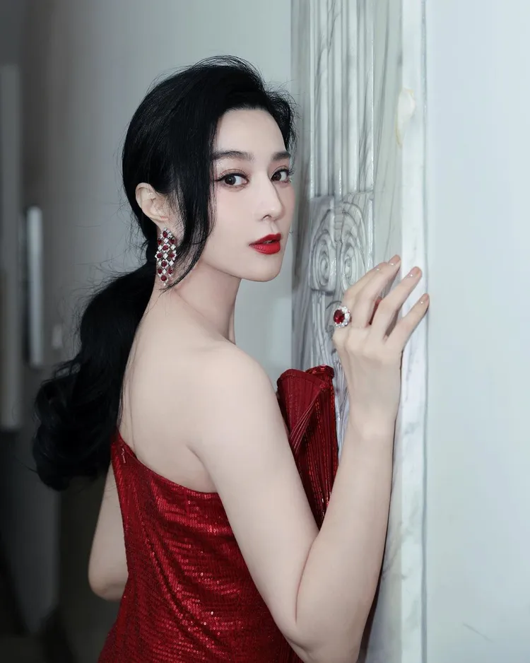 粉絲對於范冰冰回歸影展紅毯，狂讚是「絕世女神」。翻攝bingbing_fan I