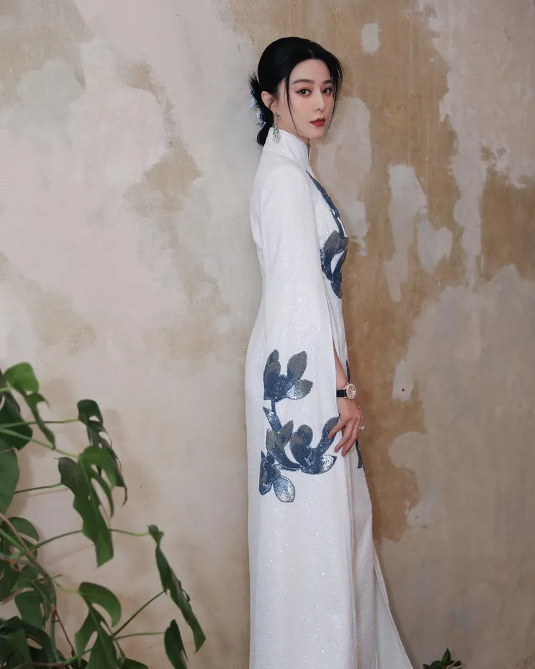 Christopher Bu禮服以中式旗袍輪廓設計，純白絲綢料上運用亮片縫綴出中式花葉圖紋，勾勒出范冰冰穠纖合度身形。翻攝bingbing_fan IG