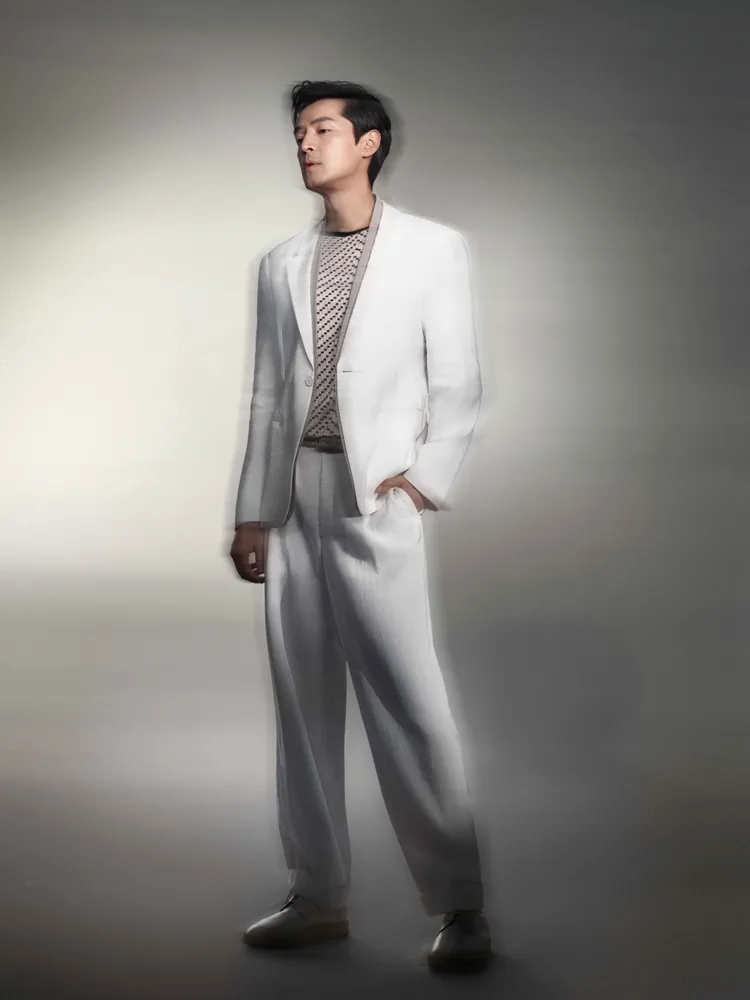 胡歌在由中國攝影師許闖的掌鏡下，演繹GIORGIO ARMANI全新2023春夏男裝。品牌提供