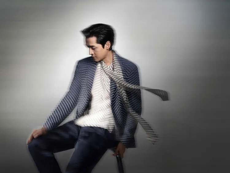 胡歌於GIORGIO ARMANI 2023春夏男裝形象廣告中不改瀟灑氣質。品牌提供