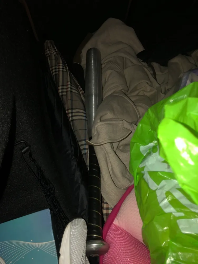 警方在張男轎車內起獲球棒。翻攝畫面