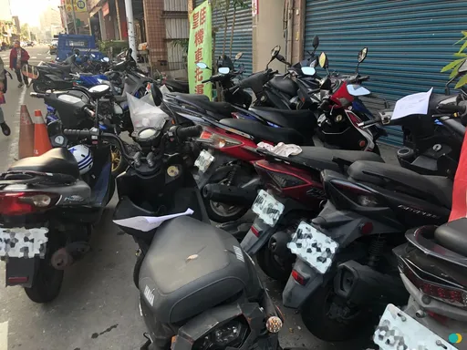 轎車連撞14輛汽機車　新北阿北釀禍！原因竟然是「腳麻」