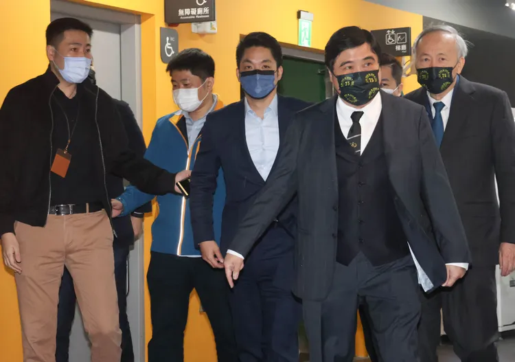 蔣萬安（中）承諾，這2周會針對相關車潮、人流做滾動式檢討。彭欣偉攝