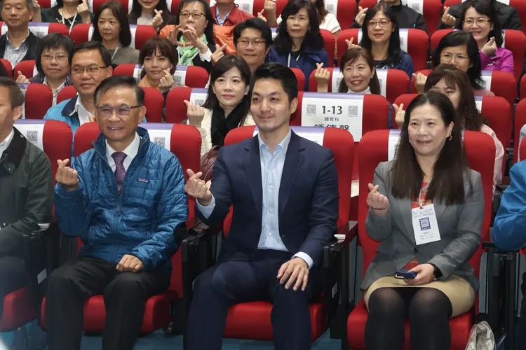 蔣萬安（前中）說，未來是否發提燈，會請相關局處完整評估、研究。彭欣偉攝