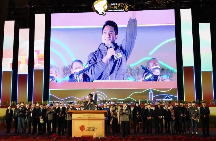 柯文哲在舞台最右邊角落。北市府提供