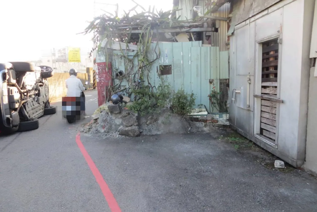 賓士車遇到道路縮減,擦撞路旁水泥墩翻覆。讀者提供