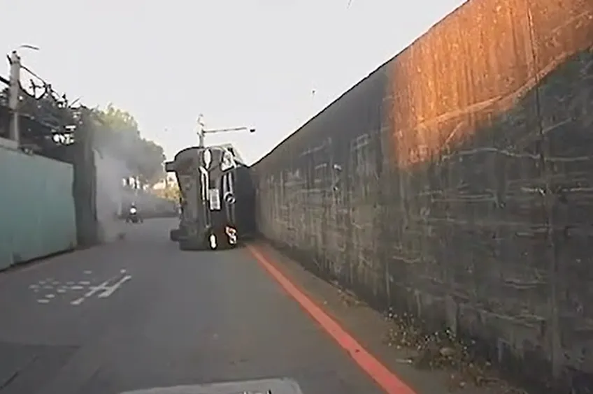 賓士車側翻後,騎士消失在畫面中。讀者提供