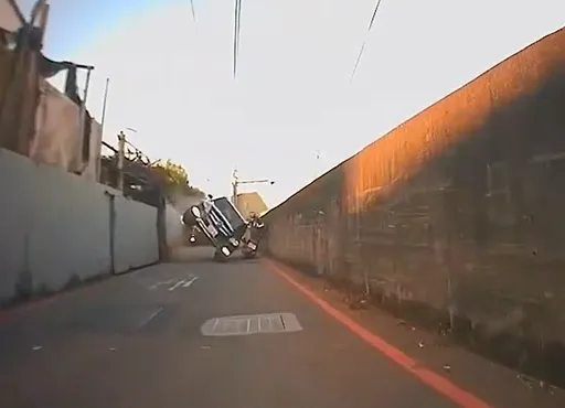 絕命終結站翻版!驚悚畫面曝光 台中賓士側翻慘壓行經騎士