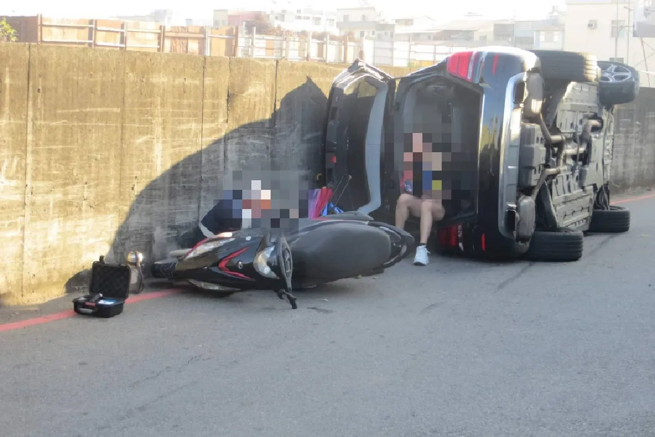 賓士車女駕駛坐在後車廂,騎士則坐在地上待援。讀者提供
