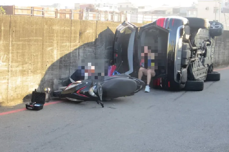 賓士車女駕駛坐在後車廂，騎士則坐在地上待援。讀者提供