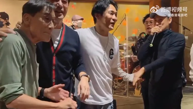梁家輝（左）、張學友（右起）、譚詠麟、杜德偉幫鍾鎮濤慶生。翻攝香港電影吧微博