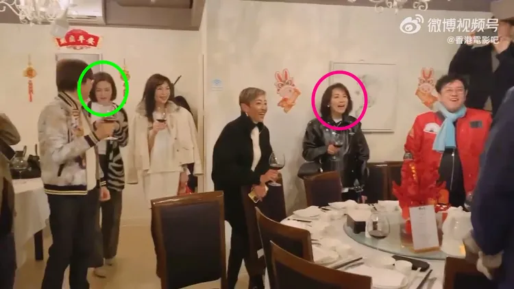 關之琳（綠圈處）、劉嘉玲（紅圈處）齊聚。翻攝香港電影吧微博