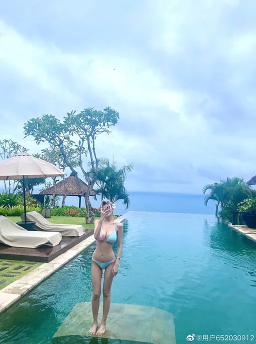 周揚青比基尼包不住巨乳 整形醫師說話了