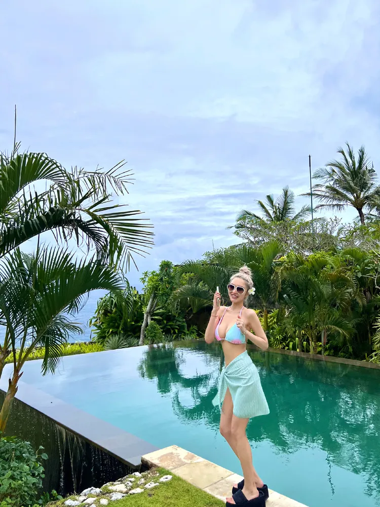 周揚青的好身材引發網友對她是否抽脂、隆乳的疑問。翻攝周揚青微博