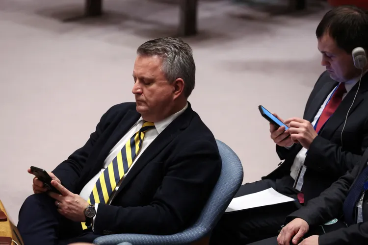 羅傑沃特斯發言時，烏克蘭駐聯合國大使基斯利茨亞臭臉看著手機。路透社