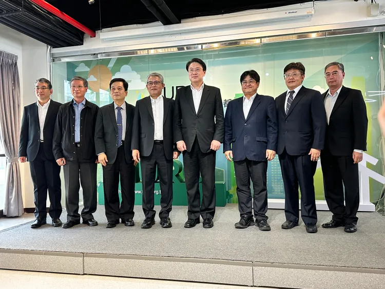 林右昌13日下午與政務次長花敬群（中左2）視察住都中心。潘袁詩羽攝