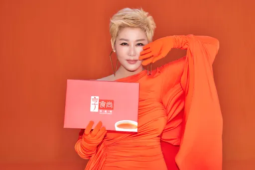 藍心湄出道40年破例代言 超亮色造型飄少女味10萬人點讚