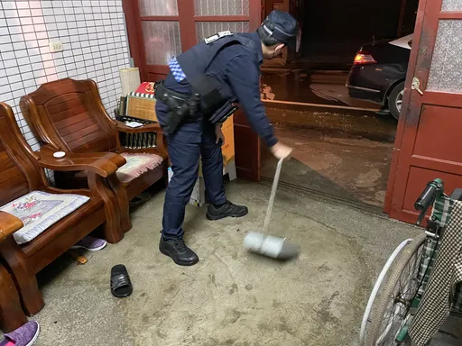 7旬翁如廁摔倒竟撞破水管溢流　平鎮警急救援還用這招止水