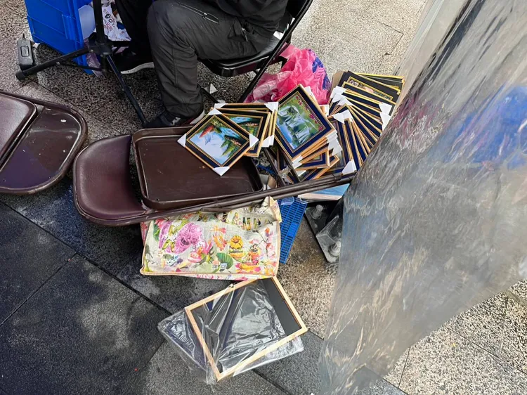 擺攤畫素描的張男攤位遭翻桌。淡水警分局提供