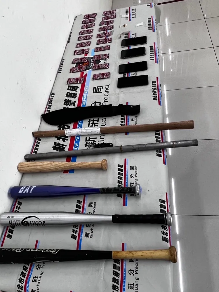 王姓主嫌為首的幫派分子住處起出大批刀械、毒品。警方提供