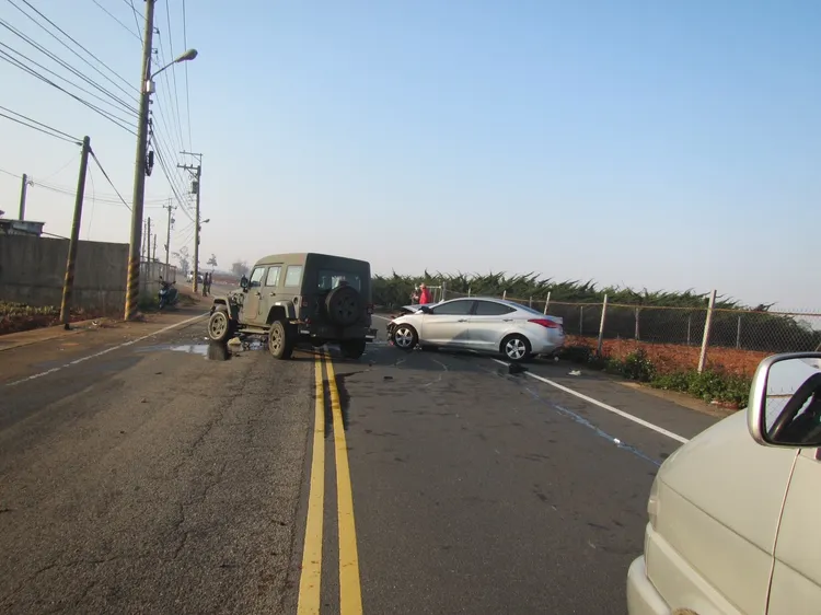 軍用吉普車與肇事自小客打橫路中。讀者提供