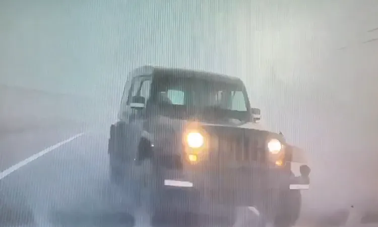 軍用吉普車發現自小客闖入，駕駛緊急閃避仍遭撞上。讀者提供