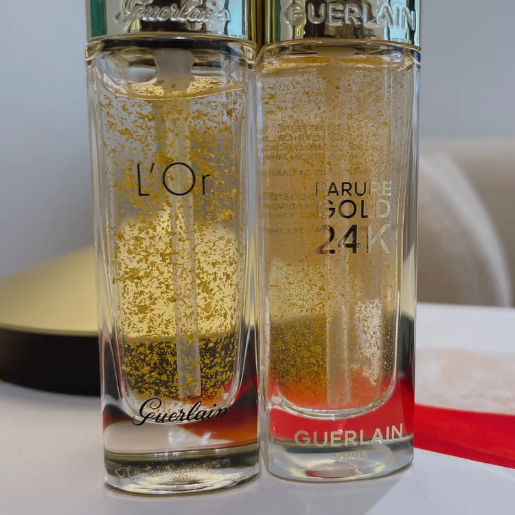 24K純金保濕持妝凝露（右）與前代相比，24K金箔更細密度也更高。張家玲攝