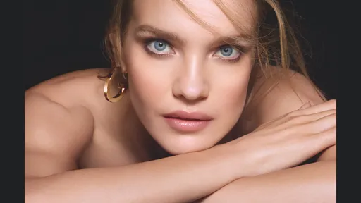 LVMH集團少奶奶為「往臉上貼金」 甘願「假半裸」曬性感胴體