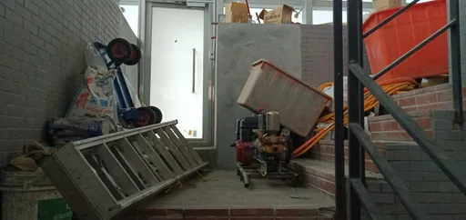 北市府危險!樓梯堆滿雜物+安全門關閉 綠議員批公安聯檢淪作秀