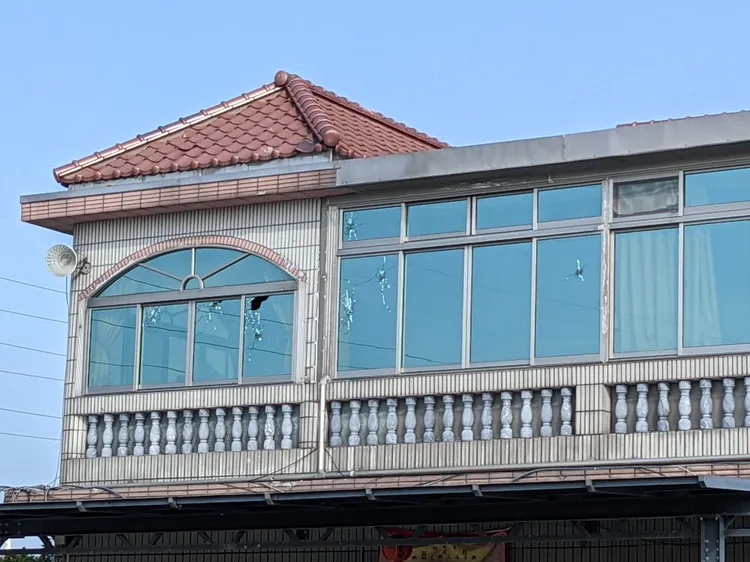 時任民進黨中執委郭再欽的出售廠房也遭掃射58槍。資料照片