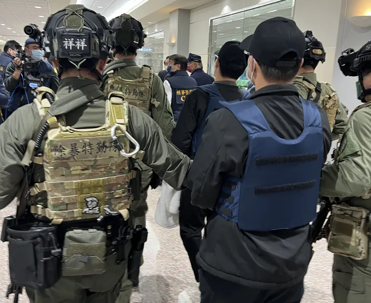 槍手孔祥志及主嫌「紅龜」洪政軍案日前在中國落網，台南警方今天下午將把2人押解回台。翻攝畫面