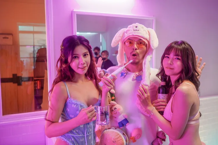 山寨鄧紫棋（左）穿著性感睡衣服侍黃明志。亞洲通文創提供