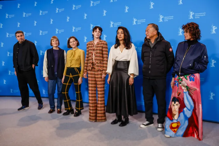 羅馬尼亞導演哈都裘德（左起）、德國導演瓦萊斯卡格里巴赫、加泰隆尼亞導演卡拉西蒙、評審團主席克莉絲汀史都華、伊朗女演員格什菲法拉哈尼、香港導演杜琪峯與選角指導法蘭辛邁斯勒，是本屆柏林影展競賽片評審團陣容。美聯社