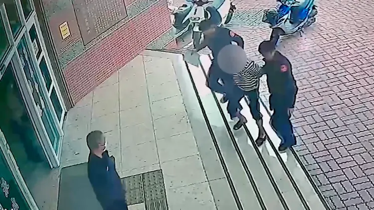 黃嫌酒駕又襲警，被帶回偵訊。讀者提供