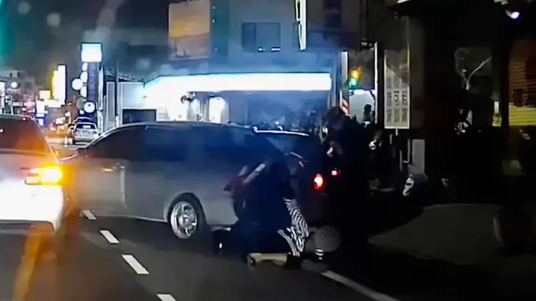 警方迅速反擊壓制。讀者提供