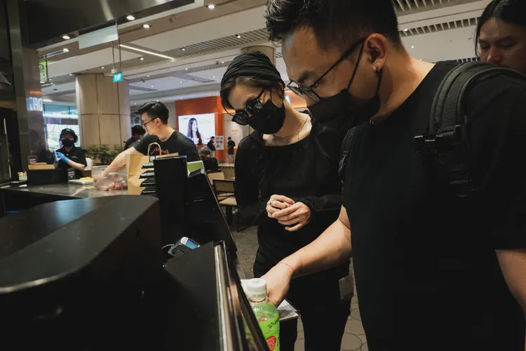 安溥好久沒出國，幫同事點漢堡都開心。聯成娛樂提供