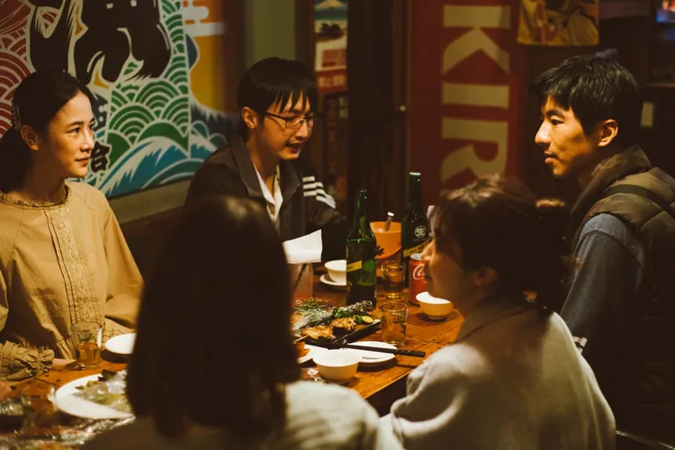 千千（左）、傅孟柏（右）在飯局上產生情愫。威視提供